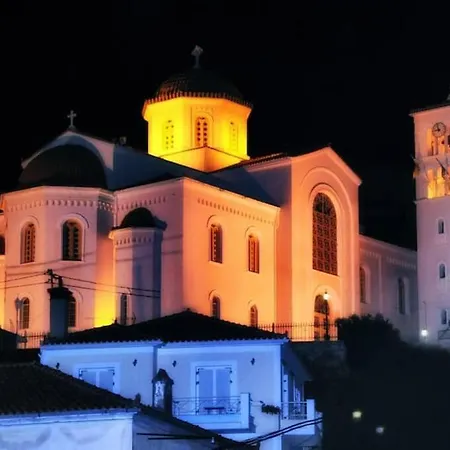 κεντρικό κομψό ήσυχο στούντιο. * Amfissa